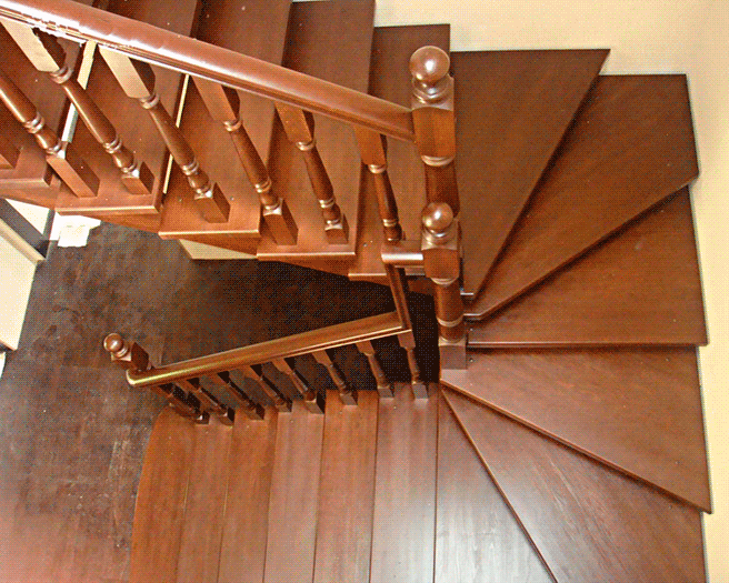 поворотная лестница с забежными ступенями